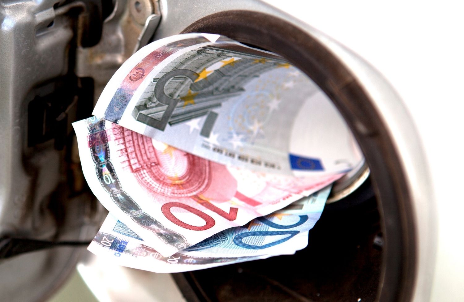 Geldscheine werden in Tankdeckel gesteckt