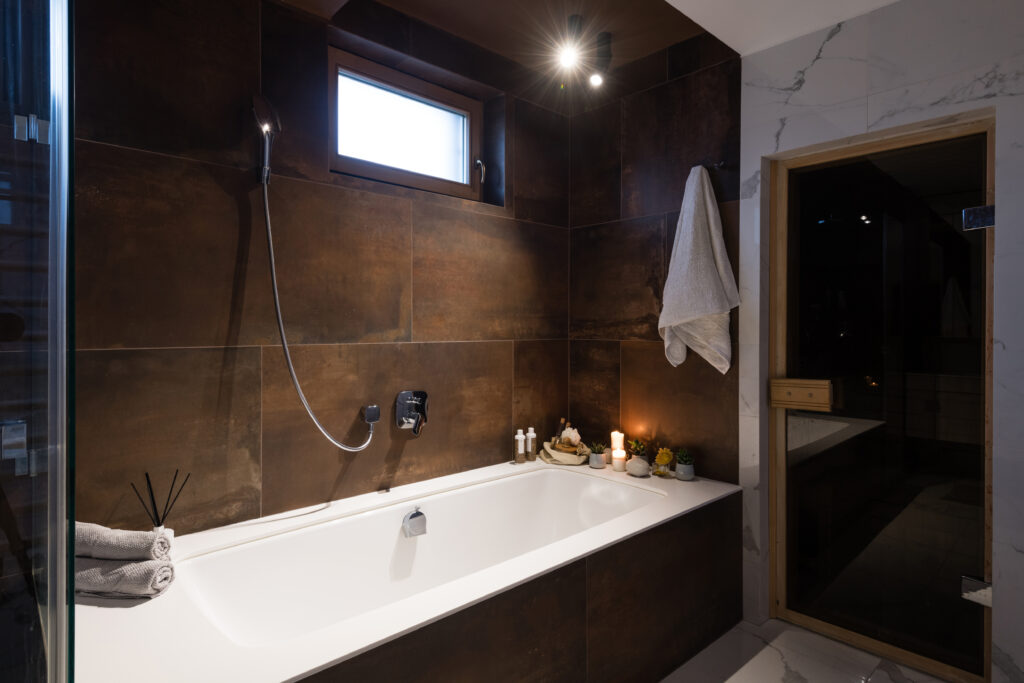 Foto für Blog Beitrag ELHADO Im Winter richtig heizen. Badewanne in einem modernen Badezimmer