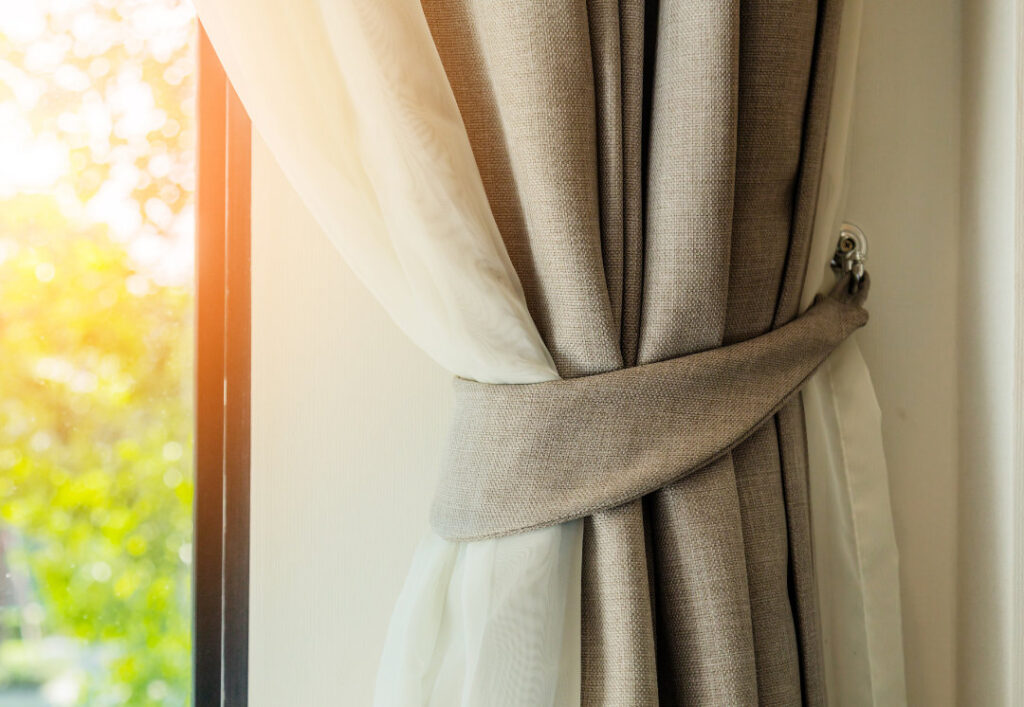 Foto für Blog Beitrag ELHADO Im Winter richtig heizen. Vorhänge neben einem Fenster.