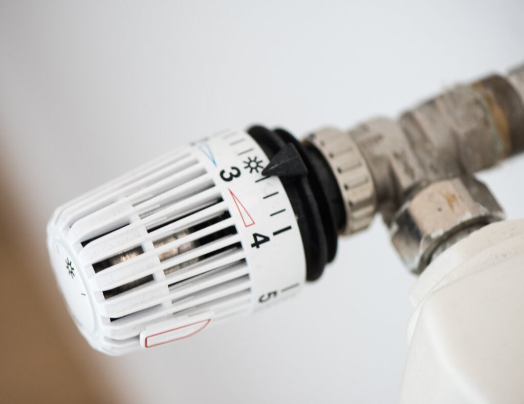 Foto für Blog Beitrag ELHADO Im Winter richtig heizen. Heizungsthermostat auf Stufe 3