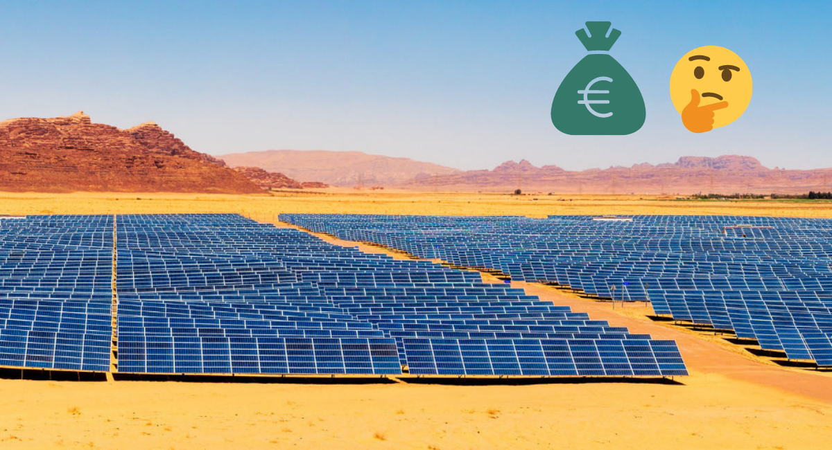 Foto: Sollten wir weiterhin in Solarstrom aus der Wüste investieren? Photovoltaikanlage in der Wüste. Oben überlegender Smiley neben einem Geldsack.